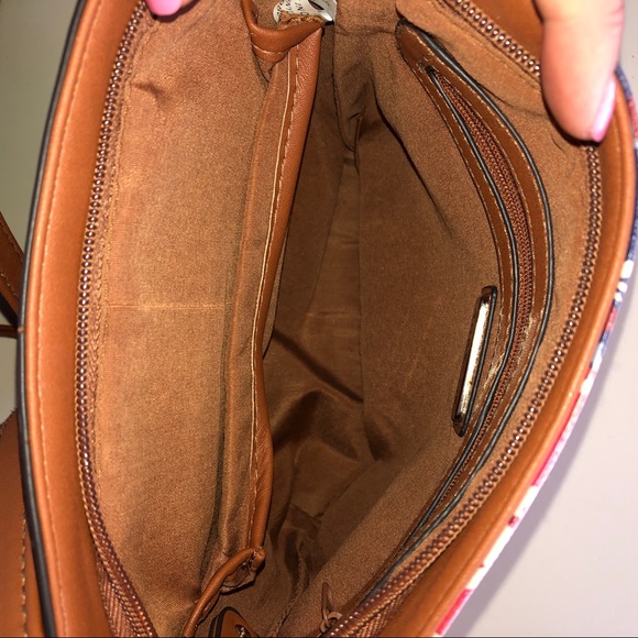 ❌SOLD❌🌹🌺Floral Crossbody Purse🌺🌹 - Picture 4 of 4